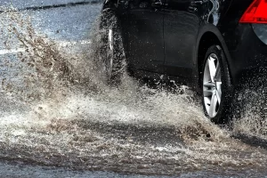 charco de agua auto
