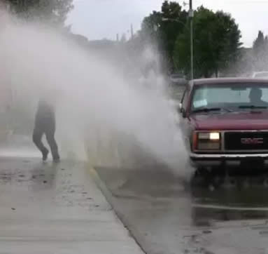 camioneta mojando